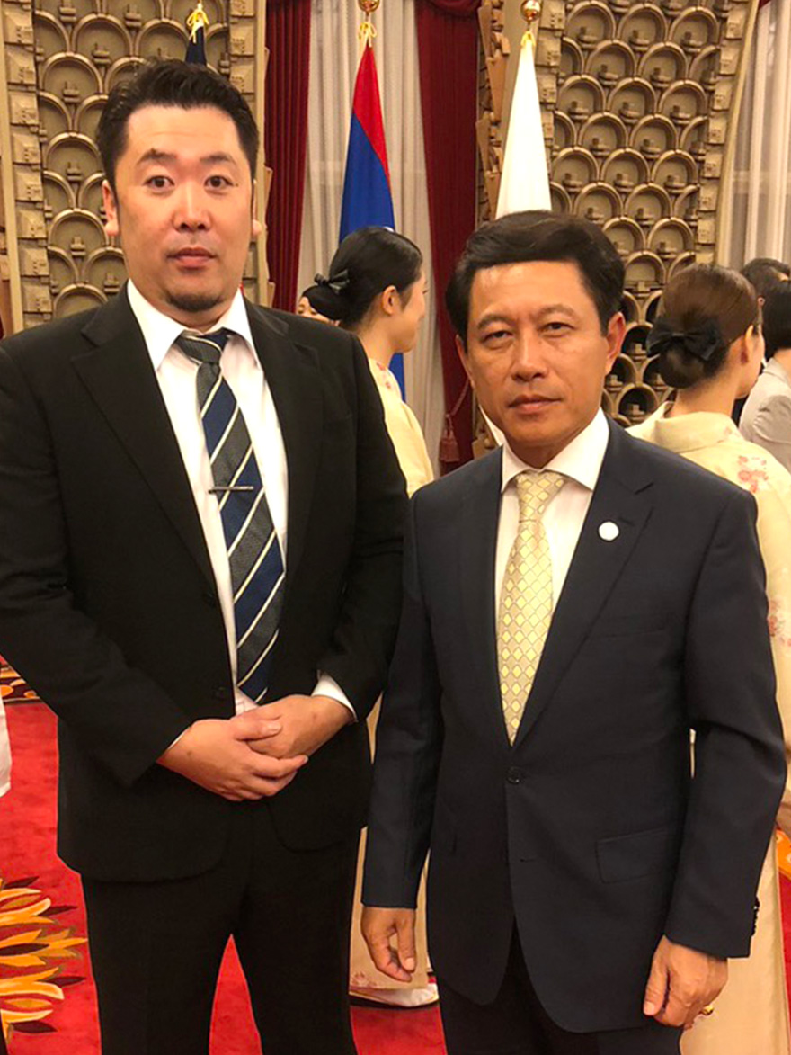 サルムサイ・コンマシット外務大臣と当社代表 川辺